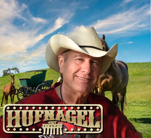 Ein Mann mit Cowboyhut lächelt, im Hintergrund sind Pferde und ein Wagen auf einer Wiese zu sehen, darüber der Schriftzug "Hufnagel".