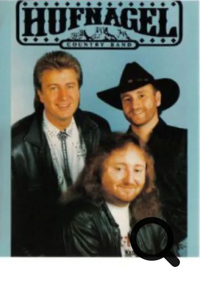 Drei Männer in Lederjacken, einer trägt einen Cowboyhut, vor einem blauen Hintergrund. Oben steht "Hufnagel".