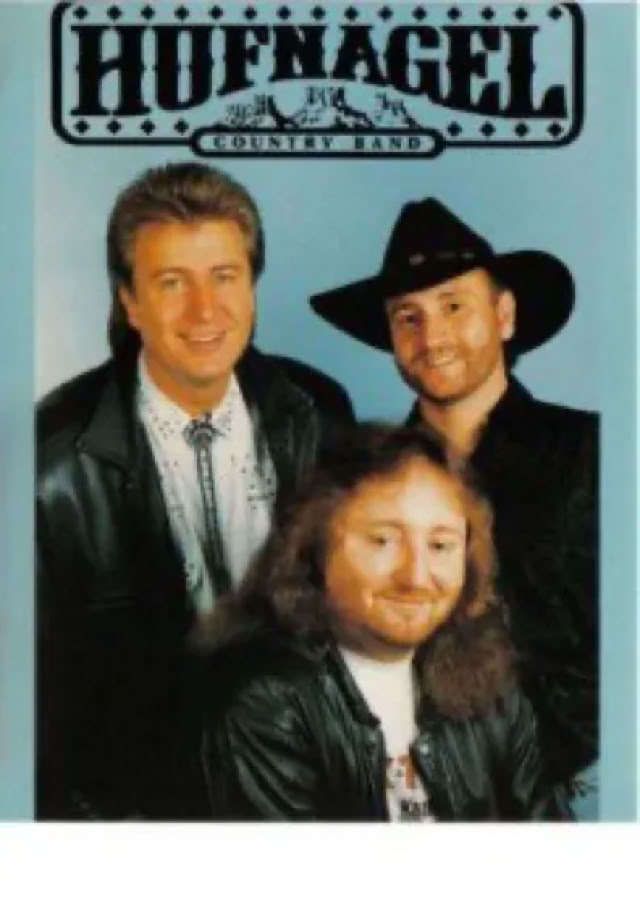 Drei Männer in Lederjacken, einer trägt einen Cowboyhut, vor einem blauen Hintergrund. Oben steht "Hufnagel".