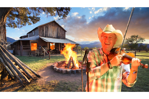 Ein Mann mit Cowboyhut spielt Geige vor einem Lagerfeuer und einer Holzhütte im Freien.