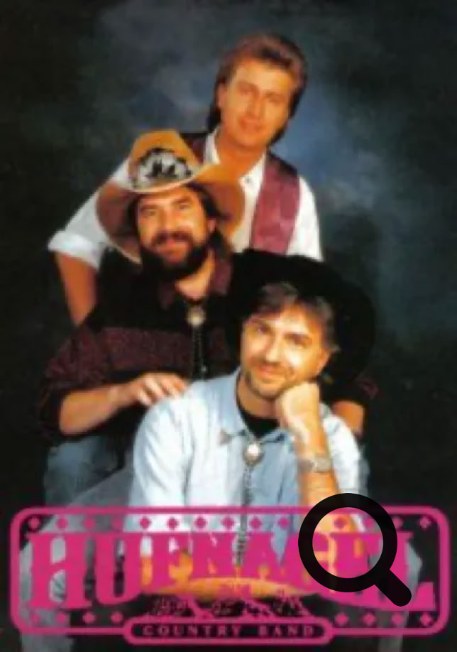Drei Männer posieren vor einem dunklen Hintergrund, einer trägt einen Cowboyhut. Unten ist ein pinkfarbenes Logo mit dem Wort "Rucksack".